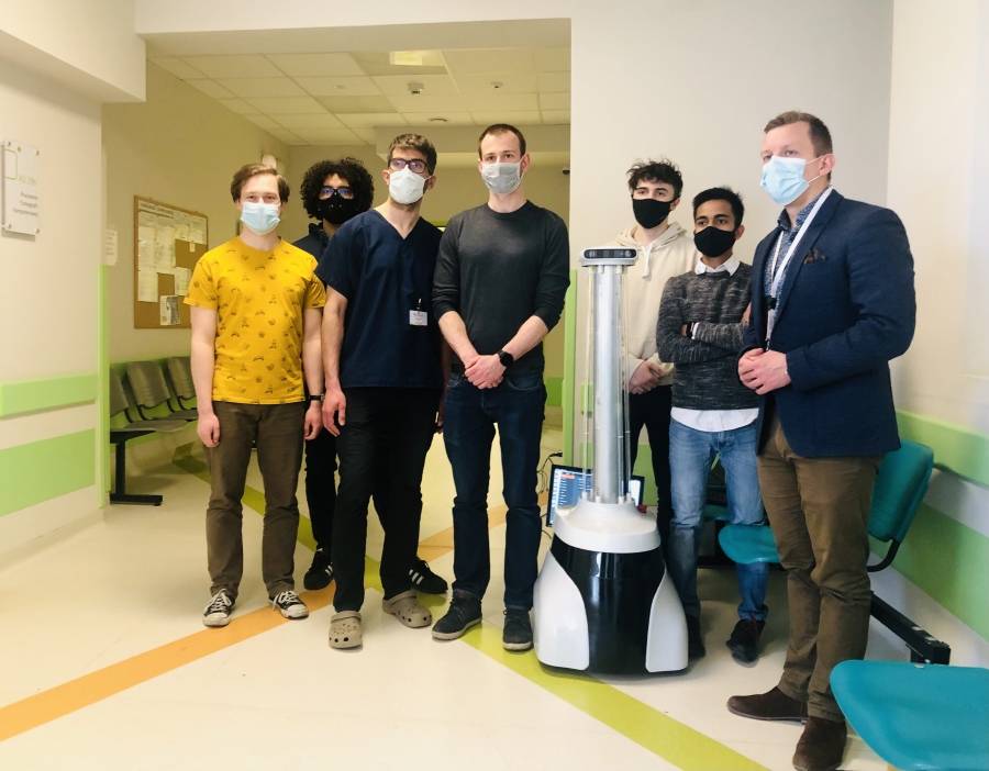 ROBOT W WALCE Z KORONAWIRUSEM 