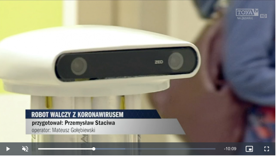 ROBOT W WALCE Z KORONAWIRUSEM 