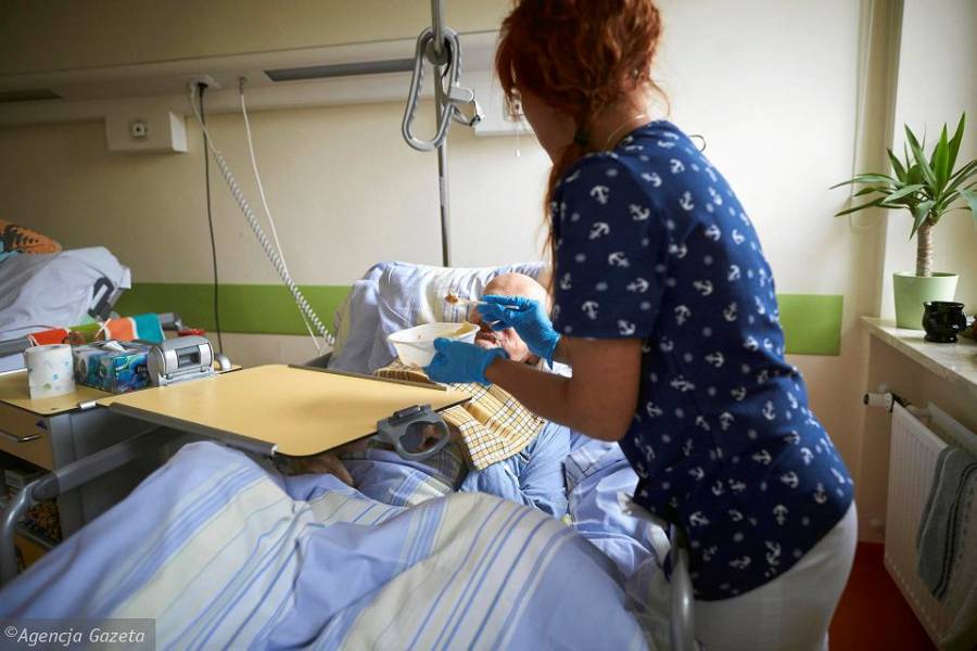 WYBORCZA.PL - SENIORZY WRÓCILI NA PRZYRODNICZĄ. ZAMIAST SZPITALA JEST ZOL. OD RAZU WYPEŁNIONY. 