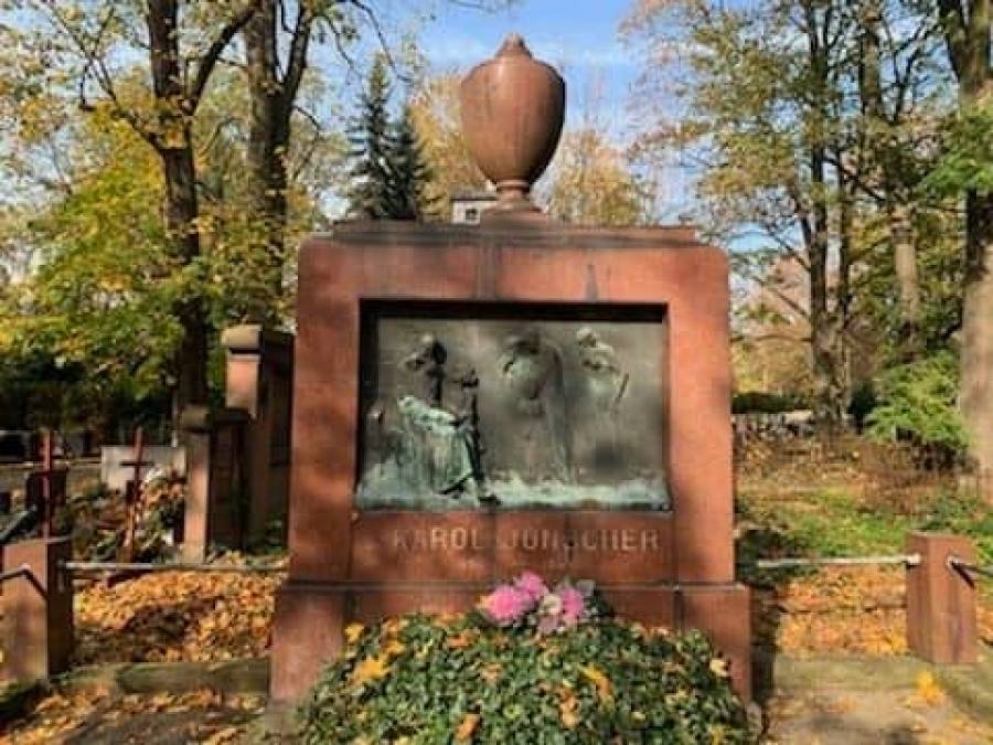 ZAPALMY ZNICZ PRZY POMNIKU DR. KAROLA JONSCHERA 